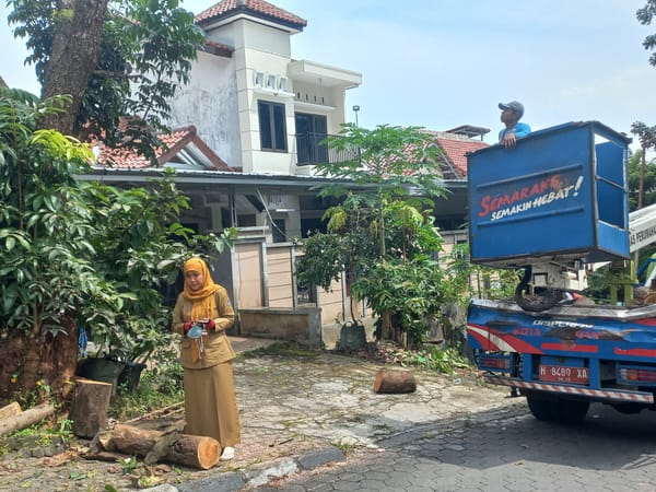 Antisipasi Angin Kencang Kelurahan Wonosari Lakukan Pemangkasan Cabang Pohon