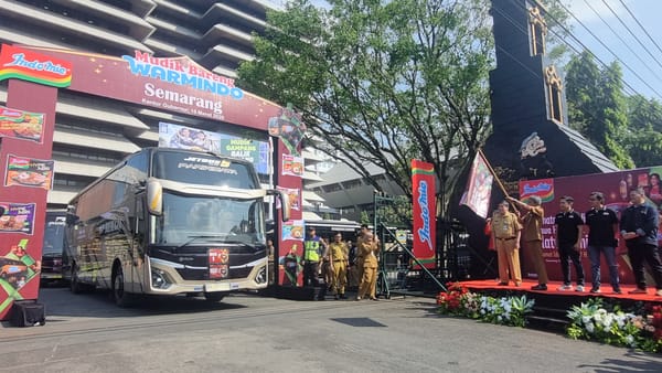 CAPTION FOTO : - MUDIK BARENG- Sekda Jawa Tengah, Sumarno, melepas rombongan mudik bareng Indofood bagi Warmindo, Senin (16/3/2026), di Halaman Kantor Gubernur Jateng. FOTO : Karindra