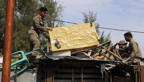 Satpol PP Kota Padang Tertibkan PKL di Lokasi Terlarang