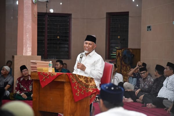 Tarawih Bersama di Masjid Agung Nurul Islam, Pemprov Sumbar Salurkan Bantuan Rp102 Juta Lebih untuk Sawahlunto