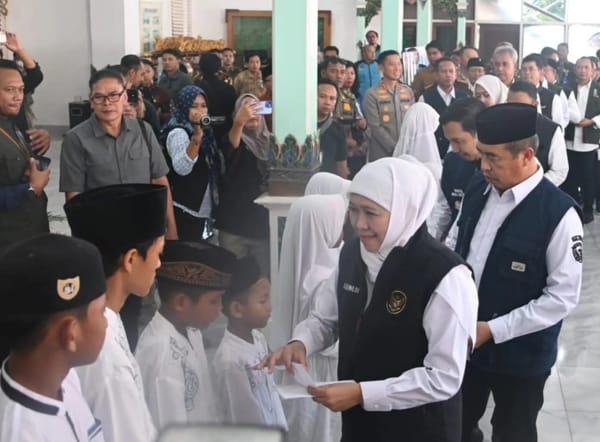 Jelang Lebaran, Gubernur Jatim Bagikan Bansos dan Tali Asih di Kabupaten Madiun