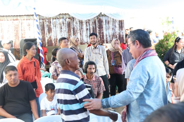 Serahkan bantuan Stimulan BSPS 2025 di Hative Kecil. Gubernur Maluku Perjuangkan Tambahan Kuota dan Anggaran untuk 2.998 Unit Rumah di  2026