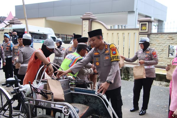 Polres Sumenep Bersama Bhayangkari, Jasa Raharja dan Dispenda Bagikan Takjil