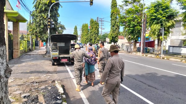 Satpol PP Jember Tertibkan ODGJ di Simpang Lampu Lalu Lintas Gedung Bhayangkara