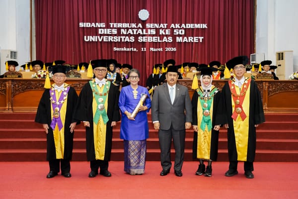 Prof Emil Salim Dianugrahi UNS Award