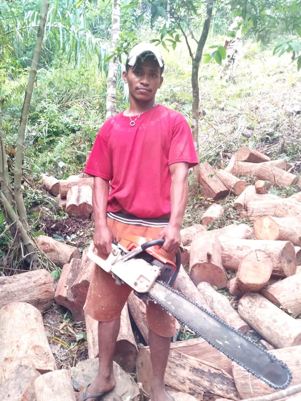 Bermodal Mesin Senso Pemuda Asal Dusun Seri, Kota Ambon Meraup 30 Juta Rupiah Tiap Bulan. Hasil pembakaran arang kayu.