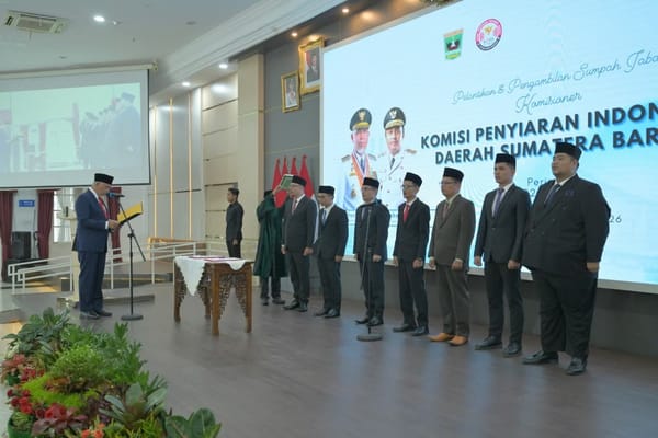 Gubernur Mahyeldi Lantik Komisioner KPID Sumbar Periode 2026–2029