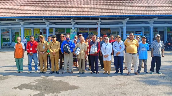 Awak Angkutan Umum dan Juru Parkir Rembang Mendapat Bingkisan Lebaran