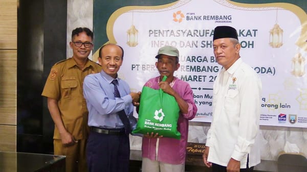 Bank Rembang Salurkan Sembako dan Gerobak Usaha bagi Warga Kurang Mampu