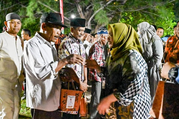Salurkan 50 Paket Sembako untuk Kaum Dhuafa di Kecamatan Bengkalis, Bupati Kasmarni: Wujud Nyata Kepedulian Sosial dan Semangat Gotong Royong