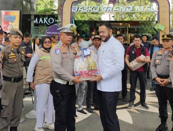 Pantau Pos Terpadu Pelayanan Perayaan Idul Fitri, Wako Fadly Amran Bagikan Parcel Lebaran