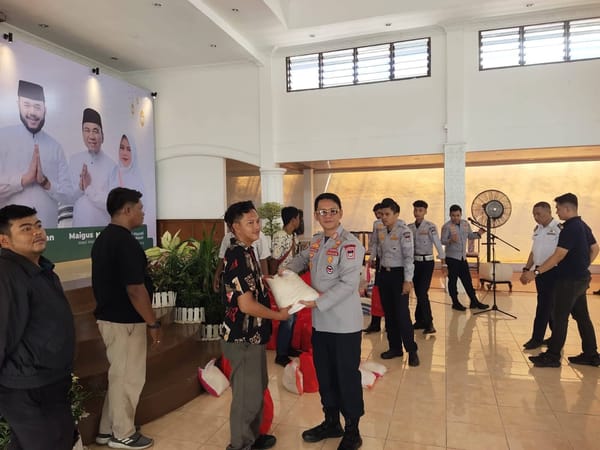 Apresiasi Pengabdian, Pemko Padang Serahkan Bingkisan Lebaran untuk Penjaga Perlintasan KA