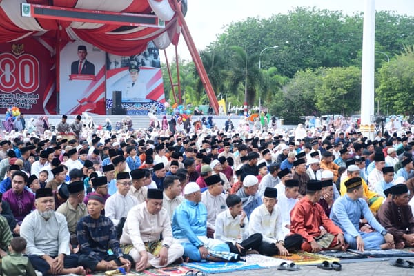 Bupati Kasmarni Bersama Keluarga dan Masyarakat Syolat Idulfitri 1447 H Dilapangan Tugu Kota Bengkalis