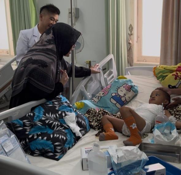 Bawa Ketupat, Bupati Siak Keliling Bezuk Pasien Dan Semangati Petugas Lebaran