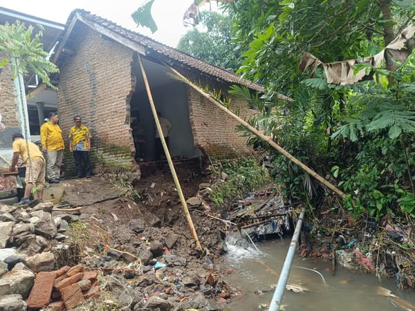 Banjir Meluap Rusak Tiga Ruang Kelas Madrasah di BPBD Jember Lakukan Penanganan Cepat