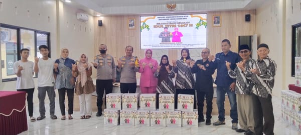 Pererat Silaturahmi Kapolres Sawahlunto dan Bhayangkari Bagikan Paket Lebaran 1447.H