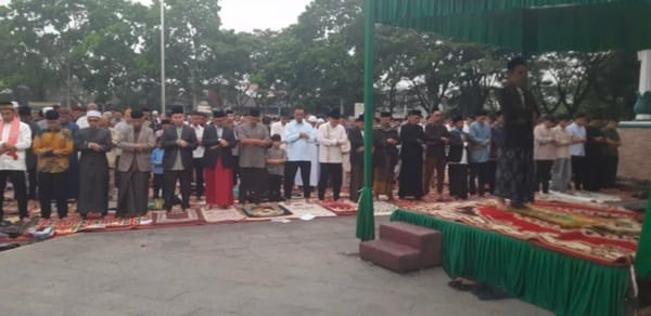 Shalat Idul Fitri di Lapangan Wirabraja Berlangsung Khidmad Meskipun dalam Suasana Hujan Gerimis
