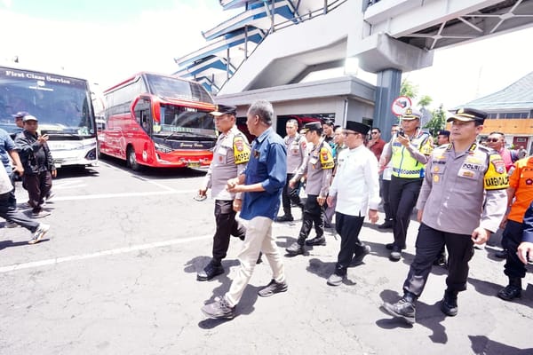 Kapolda Jatim Pantau Arus Mudik di Pelabuhan Ketapang Jelang Penutupan Nyepi di Bali