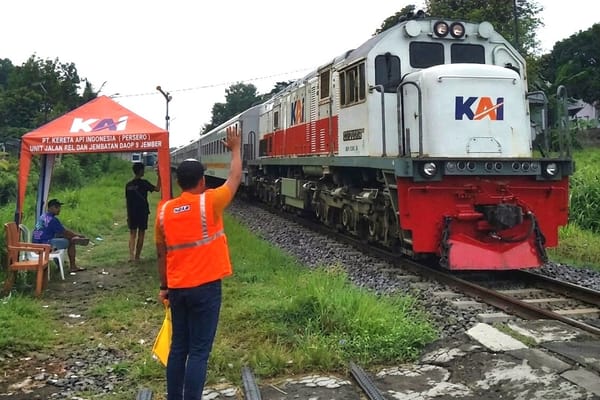 Jelang Lebaran, PT KAI Jember Siagakan Puluhan Petugas Tambahan di Perlintasan Kereta Tanpa Palang Pintu