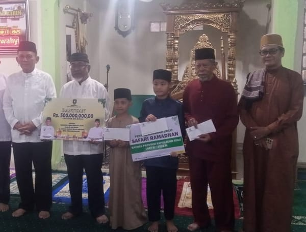 Gubernur Kepulauan Riau Ansar Ahmad Buka Puasa Bersama Masyarakat Tanjungpinang Barat, Serahkan Bantuan Pembangunan Masjid