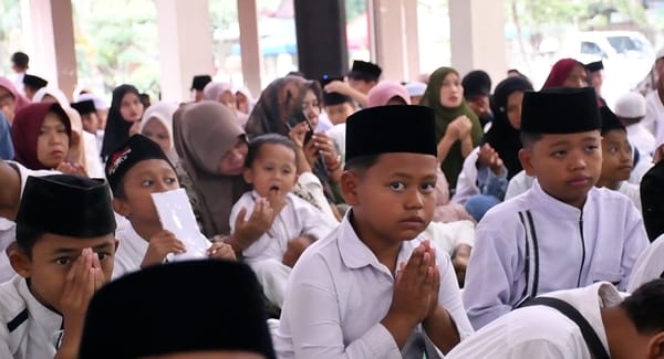 Dihadiri Habib Lutfi dari Singapura, Bondowoso Santuni Seribu Anak Yatim - Dhuafa
