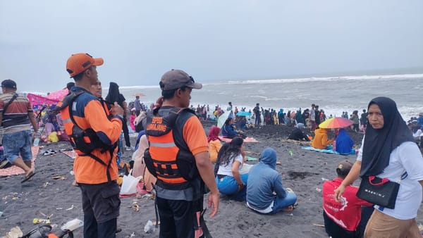 Tim SAR Lumajang Tingkatkan Kewaspadaan di Kawasan Pantai