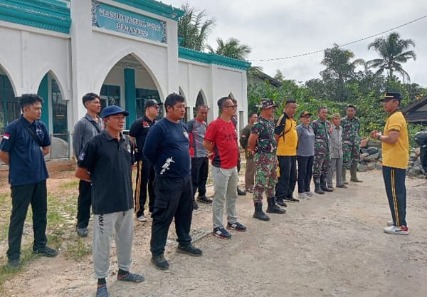Forkopimcam Menyuke Bersama Warga Gelar Jum'ah Bersih Rawat Masjid Baitul Iman