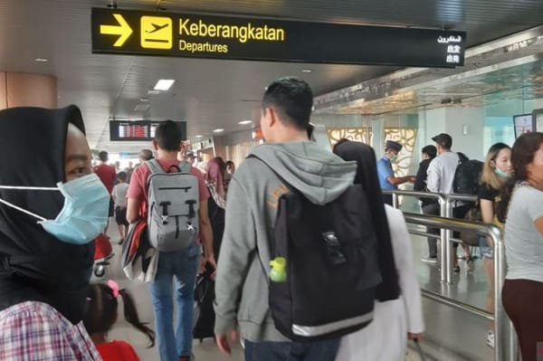 Suasana arus balik penumpang Lebaran di bandara Internasional Supadio Pontianak. Foto: Apolo Spektroom