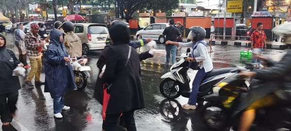 Hujan Tak Halangi Aksi Sosial Ramadan, Guyub RUKUN Sak Lawase Batu Tebar 2.000 Takjil untuk Warga