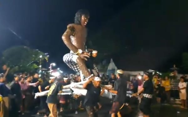 Tawur Agung Kesanga di Sukoreno Berlangsung Khidmat, Pembakaran Ogoh-Ogoh Dipusatkan di Depan Pura