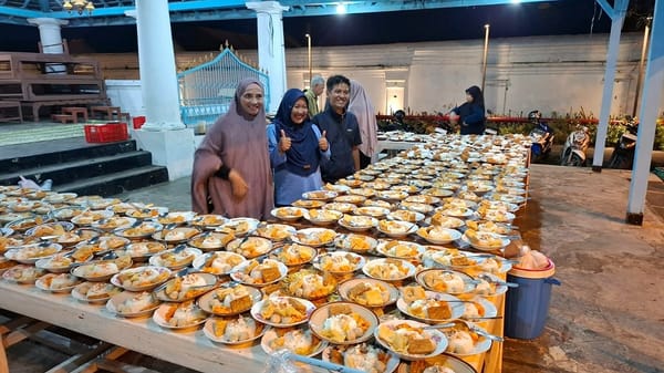 Seribu Porsi Makan Sahur Gratis Per Hari di Masjid Agung Surakarta