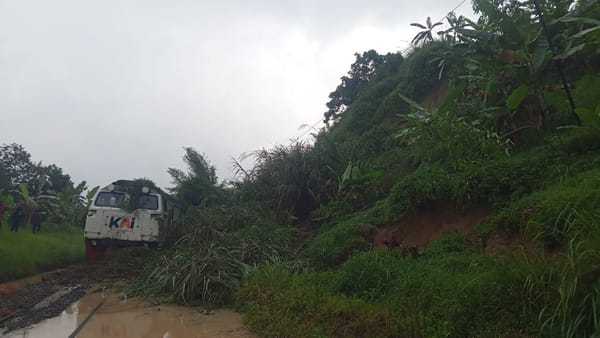 Longsor di Jalur Maswati–Sasaksaat Ganggu Perjalanan KA, Serayu Terdampak, Ciremai Kembali Normal