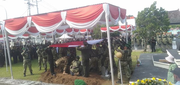 Upacara Pemakaman Kopda Anumerta Farizal Rhomadhon Digelar Secara Militer di TMP Giripeni