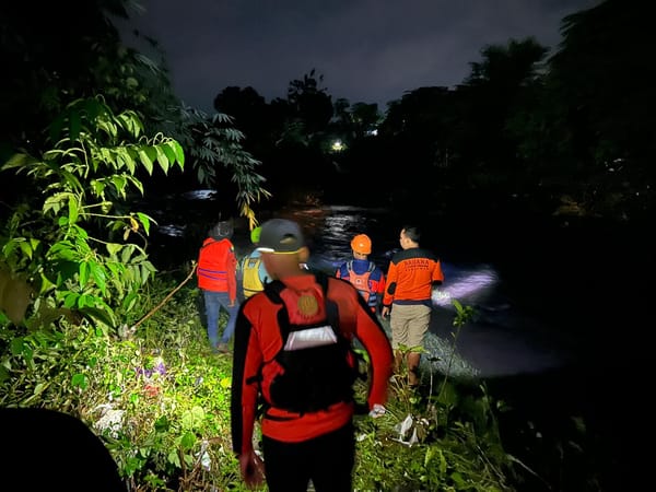 Dua Pengendara Motor Terjatuh ke Sungai Pelus, Satu Selamat dan Satu Masih Dicari