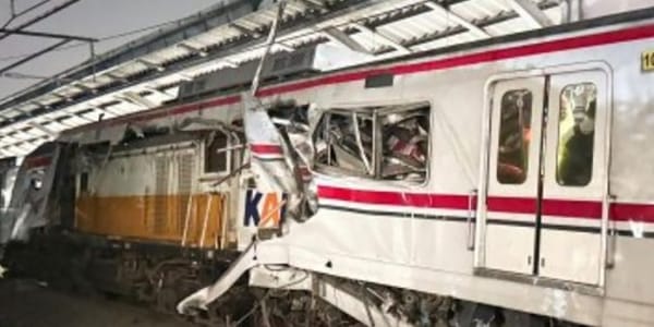Tragedi di Stasiun Bekasi Timur :  KA Jarak Jauh Hantam KRL, 2 Orang Tewas