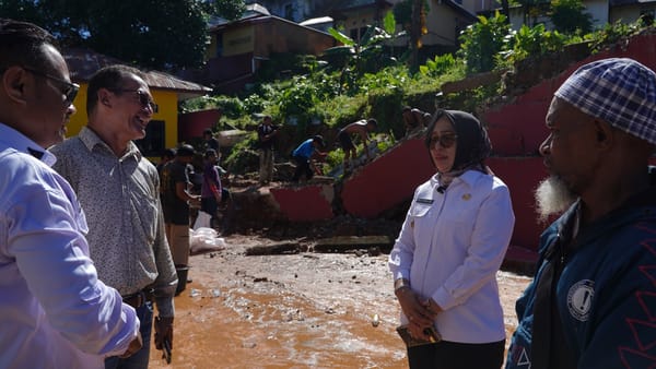 Tinjau Longsor dan Korban, Wawali Ambon Pastikan Bantuan Cepat dan Biaya Ditanggung Pemkot
