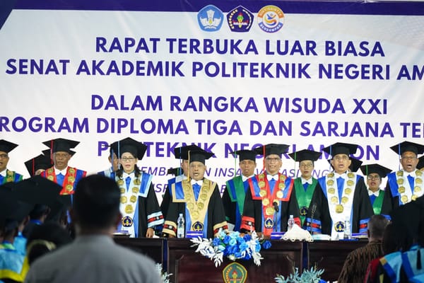 Wagub Maluku Tekankan Hilirisasi dan Energi Terbarukan Jadi Prioritas di Wisuda 519 Lulusan Polnam