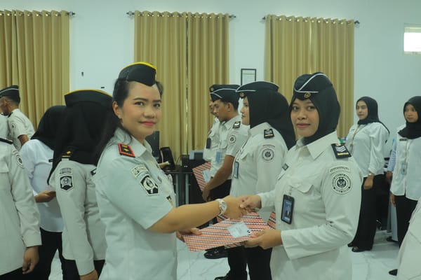 27 Pegawai Lapas Perempuan Ternate Terima SK Kenaikan Pangkat dan Penyematan Pangkat Reguler
