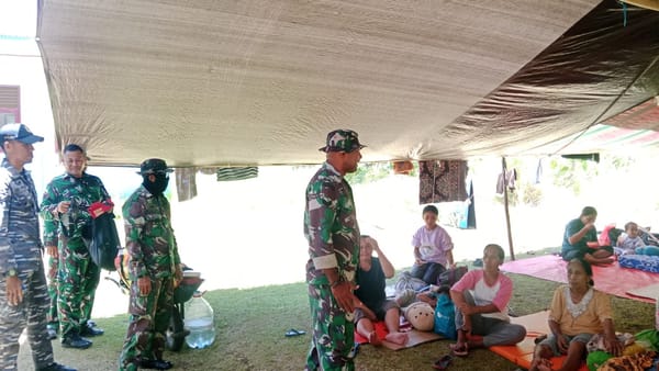 Babinsa Koramil 1501-07/Mayau Komsos dengan Warga Terdampak Gempa Bumi
