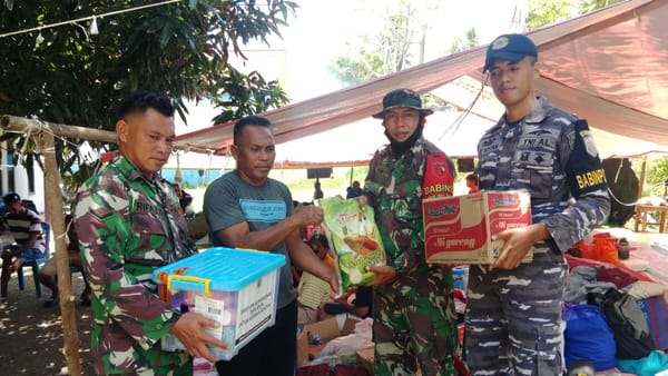 Prajurit Kodim Ternate Bersinergi Salurkan Bantuan Logistik Untuk Korban Gempa di Batang Dua