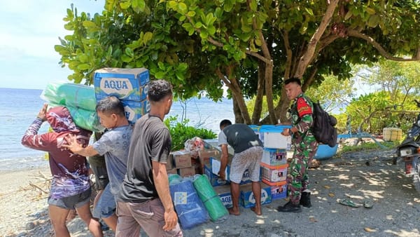 Penyaluran Bantuan Bencana Gempa Bumi Di Batang Dua TNI Bersinergi Dengan Masyarakat