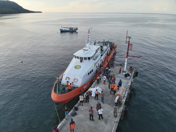 Kapal Basarnas Pandudewanata Droping Bantuan Wapres RI dan Pemprov Malut