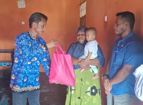 BKKBN Malut Salurkan Bantuan GENTING Untuk Keluarga Berisiko Stunting di Kao, Halut