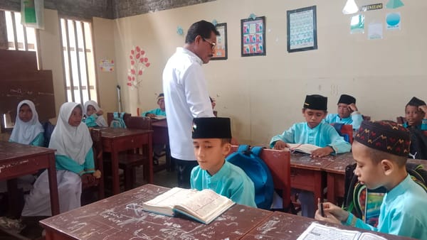 Kakan Kemenag Ternate Kunjungi MTs dan MI Babullahtul Khairat Loto, Tekankan Pentingnya Hafalan Al-Qur'an