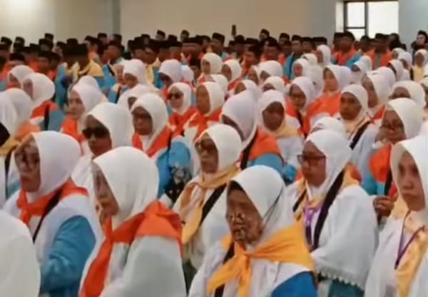 CJH Malut Menuju Embarkasi Makassar Setelah Dilepas Wagub H. Sarbin Sehe