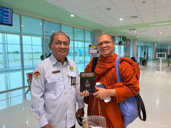 Rektor IAHN-TP Serahkan Buku “Mistisisme Hindu Kaharingan” kepada Bhante Thailand, Simbol Diplomasi Intelektual Lintas Bangsa