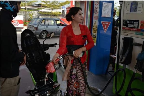 Kartini di SPBU: Kebaya, Semangat, dan Profesionalisme di Tengah Mesin Berderu