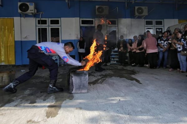 Cegah Kebakaran Dapur, Pekerja SPPG di Palangka Raya Dibekali Teknik Padamkan Api