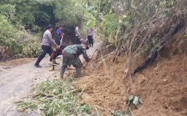 Jalan Tertutup Longsor , TNI-Polri dan BPBD Bergerak Cepat Membuka Akses Jalan