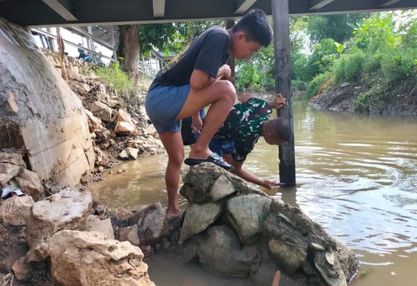 Percepat Pembangunan, Satgas dan Warga Tertibkan Material di Sekitar Jembatan Garuda